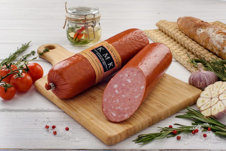 Колбаса полукопченая "Чесночная" купить с доставкой – Delikates